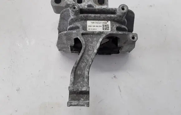 Volkswagen PASSAT B8 Engine mount bracket G3109420