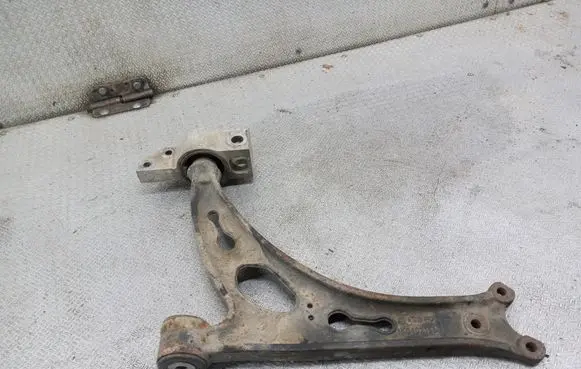 Volkswagen Touran I Front lower control arm/wishbone