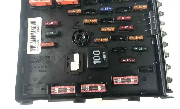 Volkswagen PASSAT B6 Fuse module 3C0937125