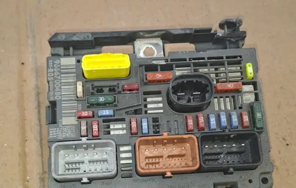 Citroen C4 I Picasso Fuse module 9666700480 12716503