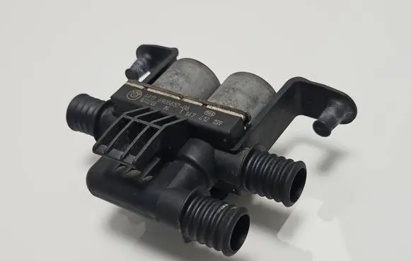 BMW 5 E60 E61 Coolant heater control valve 6906652 1147412159 100213