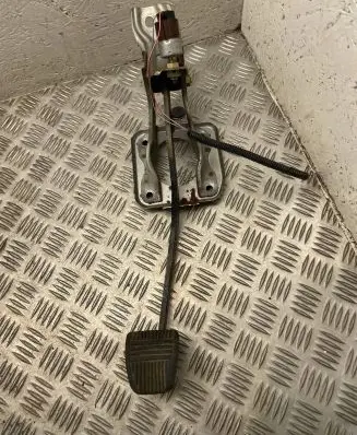 Toyota RAV 4 (XA10) Brake pedal