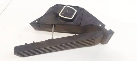 Accelerator throttle pedal