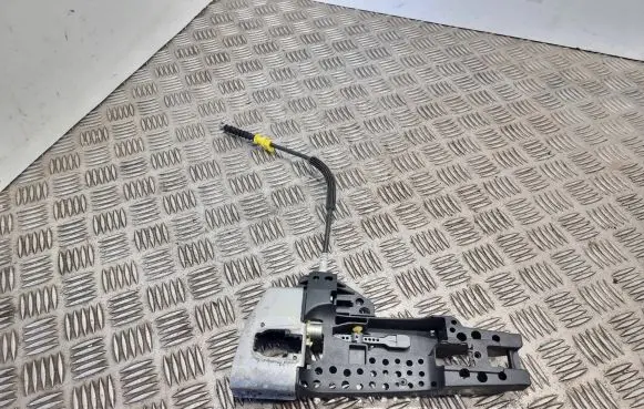 Audi A1 Front door exterior handle/bracket 8t1837885b