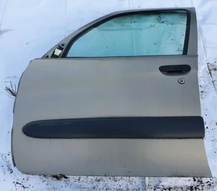 Citroen Xsara Picasso Front door sidabrines