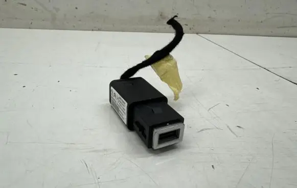 Peugeot 2008 II USB socket connector 98217039DX