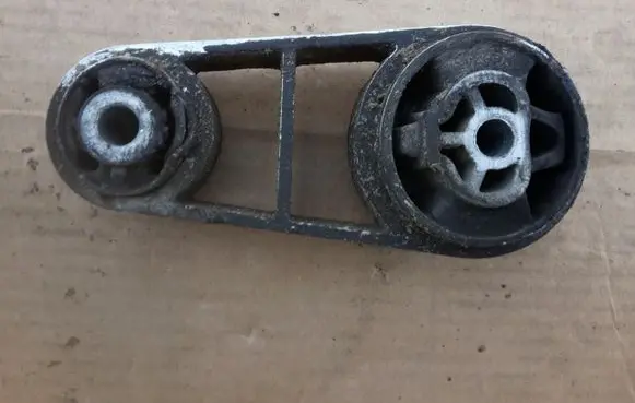 Ford Mondeo Mk III Engine mounting bracket