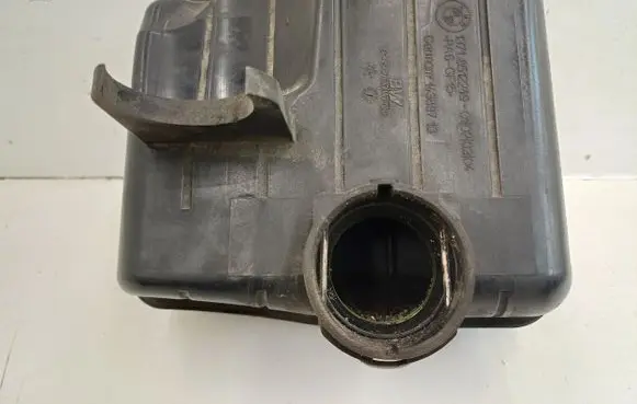 BMW 5 F10 F11 Intake resonator 8512249