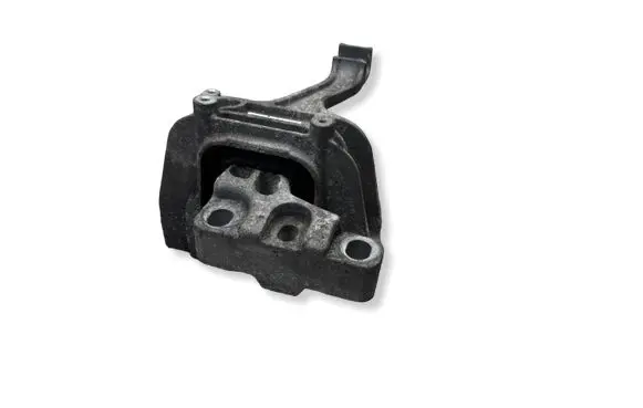 Volkswagen PASSAT B8 Engine mount bracket 5Q0199262BH
