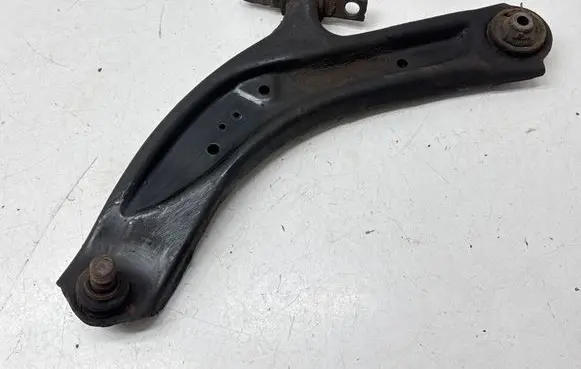 Nissan X-Trail T32 Front lower control arm/wishbone 770520351
