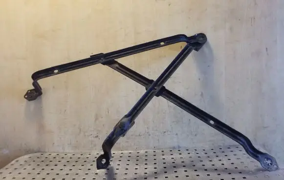 Fuel tank mounting bracket