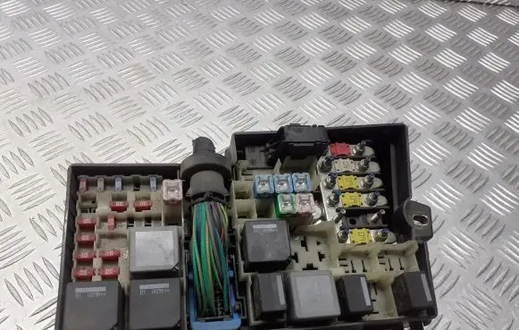 Ford Focus Fuse box cover 3M5T-14A076