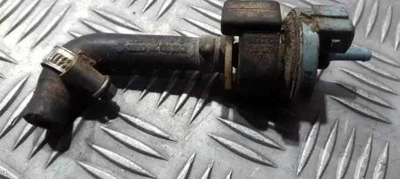 Volkswagen Golf III Valve vacuum 054133459b