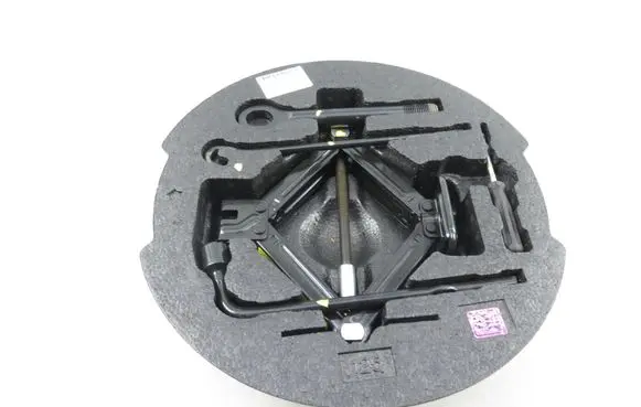 Hyundai i30 Spare wheel section trim 091002L000