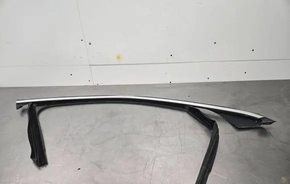 Mercedes-Benz GLC C253 Front door glass trim molding A2537259600
