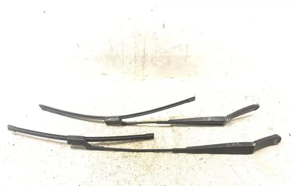 Volkswagen PASSAT B6 Front wiper blade arm