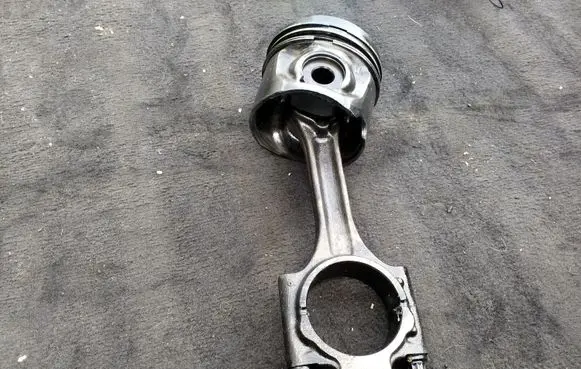 Volvo V70 Piston with connecting rod 81L79