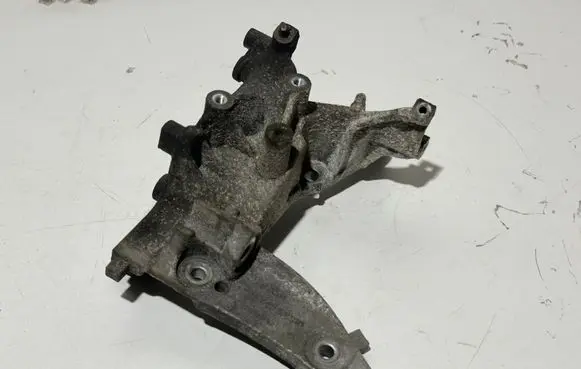 Citroen C4 I Picasso Engine mounting bracket 9674030280