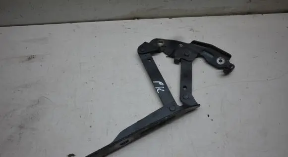 Engine bonnet/hood hinges