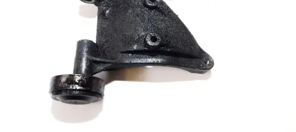 Engine mounting bracket