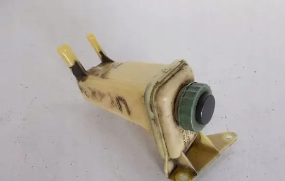 Volkswagen PASSAT B5 Power steering fluid tank/reservoir 8D0422373