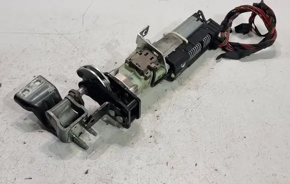 Volkswagen PASSAT B6 Tailgate hydraulic pump motor 3C9827383C