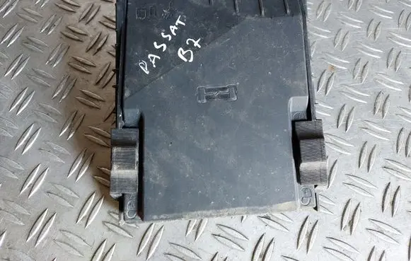 Volkswagen PASSAT B7 Fuse box cover 1K0937132F