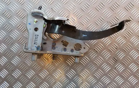 Nissan Juke I F15 Brake pedal 