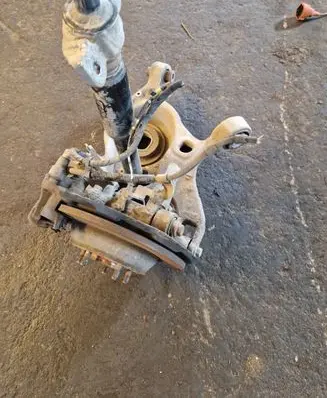 Rear wheel hub spindle/knuckle