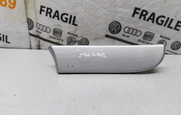 Volkswagen Touran I Dashboard glove box trim 1T1858418C