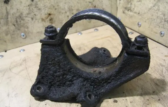 Ford Focus Engine mounting bracket