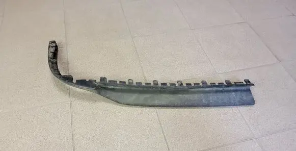 Volkswagen PASSAT B3 Front bumper lip 357805904A