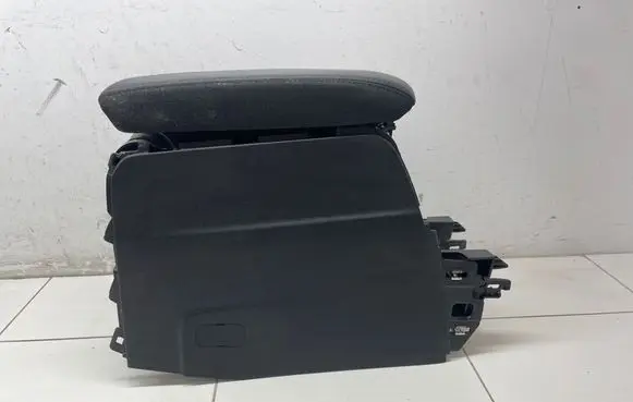 Peugeot 208 II Armrest 9825728080