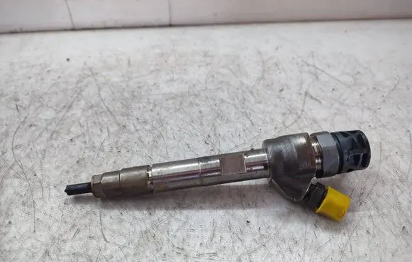 BMW X4 F26 Fuel injector 0445110570