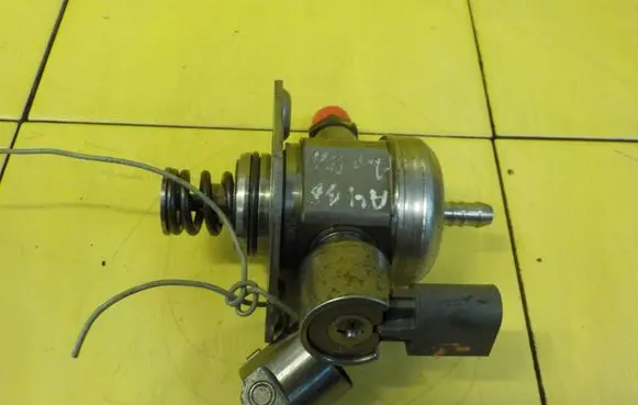 Audi A4 S4 B8 8K Fuel injection high pressure pump 0261502240 CDH