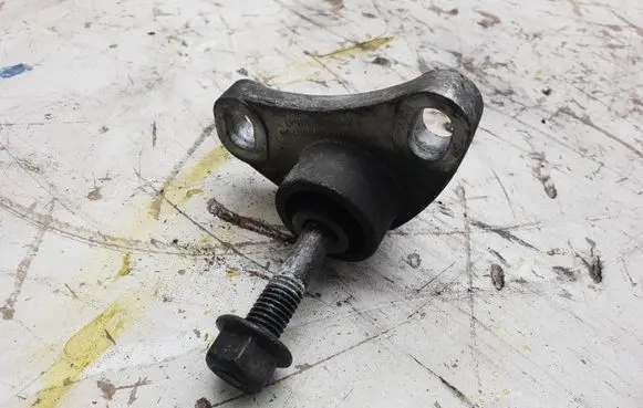 Volvo XC90 Engine mount bracket 8666204