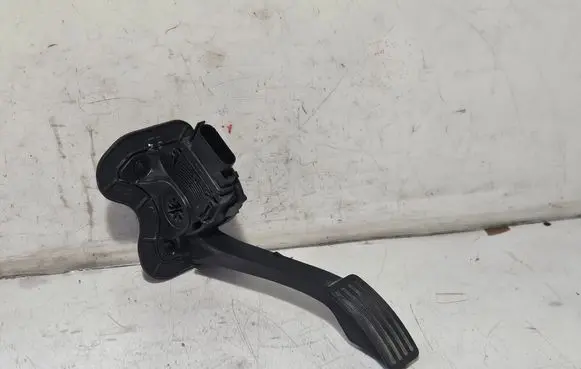Accelerator throttle pedal