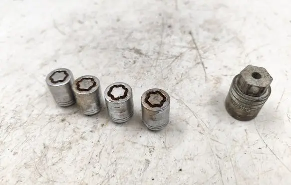 Subaru Legacy Anti-theft wheel nuts and lock 