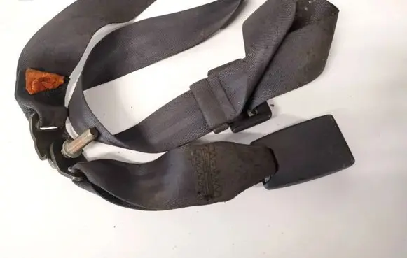 Mazda 626 Middle seatbelt buckle (rear) 