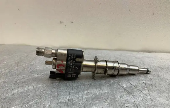 BMW 6 F12 F13 Fuel injector 7585261 PA66GF3596 10181010