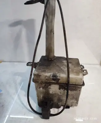 Windshield washer fluid reservoir/tank