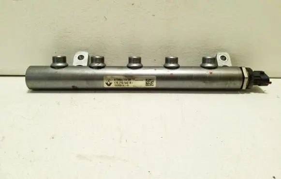 Nissan X-Trail T32 Fuel main line pipe 175210542R 028006192
