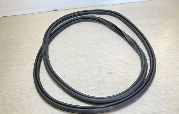 Volvo XC40 Front door rubber seal 31425988
