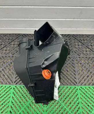 BMW 5 G30 G31 Air filter box 8620473