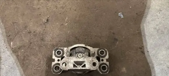 Volvo XC70 Engine mount bracket 31316875