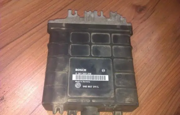 Volkswagen Golf III Engine control unit/module 0261203318