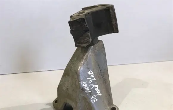 Audi A4 S4 B5 8D Gearbox mounting bracket 8D0399113L