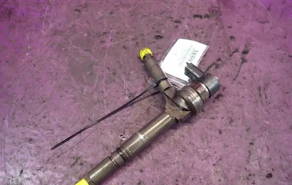 Opel Astra H Fuel injector 