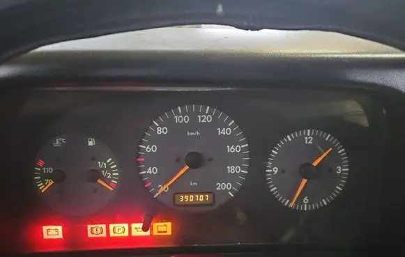 Speedometer (instrument cluster)