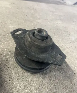 Peugeot 607 Engine mount bracket